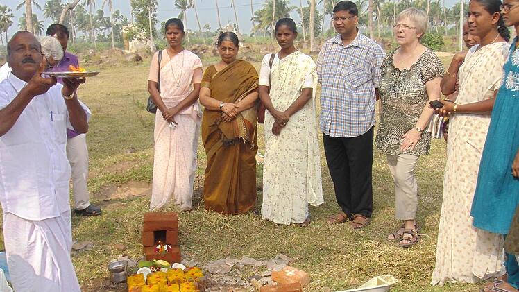 Grundsteinlegung für das Waisenhaus in Cuddalore (Indien): Dieses Projekt von Pater Raja wird mit Spenden auch aus der Region Bad Kissingen gesponsert. Fertig soll das neue Waisenhaus im September sein. Fotos: privat