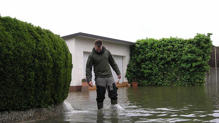 Am Fischhaus waren hohe Gummistiefel gefordert. Foto: Andreas Dorsch