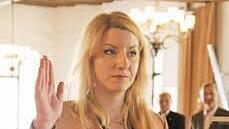 Franziska Bartl, neue SPD-Stadträtin, leistet ihren Amtseid.