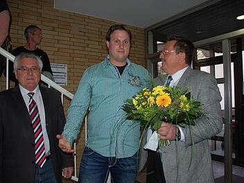 Mit zehn Stimmen Sieger: Jürgen Wittmann (rechts) wird Nachfolger von Kurt Bernreuther (links) im Amt des Grüber Bürgermeisters. André Dehler (Mitte) zeigte sich als fairer Verlierer. Foto: Rainer Lutz