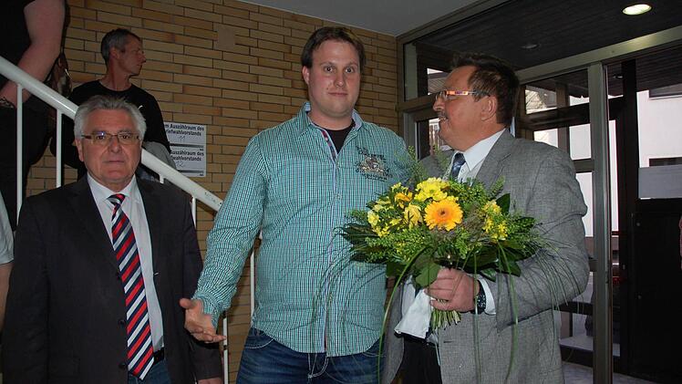 Mit zehn Stimmen Sieger: Jürgen Wittmann (rechts) wird Nachfolger von Kurt Bernreuther (links) im Amt des Grüber Bürgermeisters. André Dehler (Mitte) zeigte sich als fairer Verlierer. Foto: Rainer Lutz