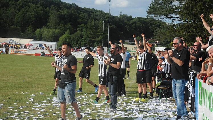 Viele PAOK-Fans waren nach Hausen gekommen und jubelten mit ihrer Mannschaft.