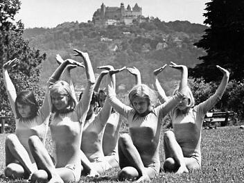 Auf dem Tanzplatz mit der Veste Coburg im Hintergrund übten die Schülerinnen schon vor 60 Jahren.