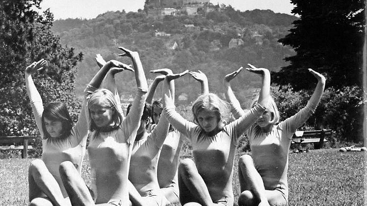 Auf dem Tanzplatz mit der Veste Coburg im Hintergrund übten die Schülerinnen schon vor 60 Jahren.