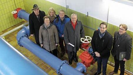 Sie bezeichnen die neue Fernleitung als einen Segen. Im Bild von links: der Tschirner Bürgermeister Peter Klinger, die Vorsitzender FWG Petra Öhring, die Wilhelmsthaler Bürgermeisterin Susanne Grebner, Thomas Hammerschmidt vom SRP-Büro, Vorsitzender der FWO, Heinz Köhler, Andreas Rubenbauer von der Firma Krumpholz und der Geschäftsführer der FWO, Markus Rauh. Foto: Veronika Schadeck