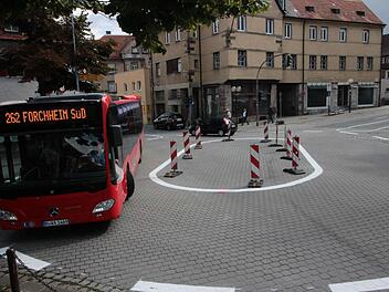 Stark einschlagen muss der Busfahrer das Steuer, um den Kreisverkehr am Paradeplatz zu umrunden. Dass der Kreisel eigentlich eine Ellipse ist, hat praktische Gründe: Diese Form erspart bauliche Veränderungen im Kreuzungsbereich .  Fotos: Andreas Oswald