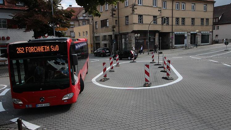 Stark einschlagen muss der Busfahrer das Steuer, um den Kreisverkehr am Paradeplatz zu umrunden. Dass der Kreisel eigentlich eine Ellipse ist, hat praktische Gründe: Diese Form erspart bauliche Veränderungen im Kreuzungsbereich .  Fotos: Andreas Oswald