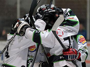 Feiernde Höchstadter - so darf es in der Eishockey-Bayernliga gern weitergehen.  Foto: Picturedreams