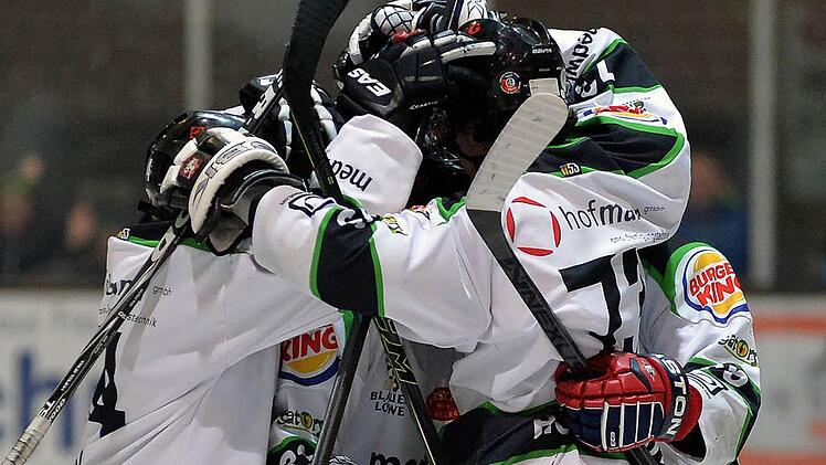 Feiernde Höchstadter - so darf es in der Eishockey-Bayernliga gern weitergehen.  Foto: Picturedreams