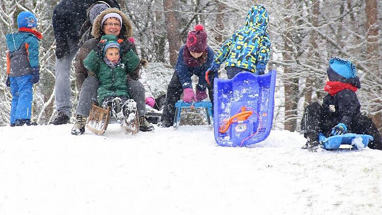 Am Abenteuerspielplatz in Höchstadt-Süd herrschte nach dem ersten Schneefall am Montag Hochbetrieb. Foto: Andreas Dorsch