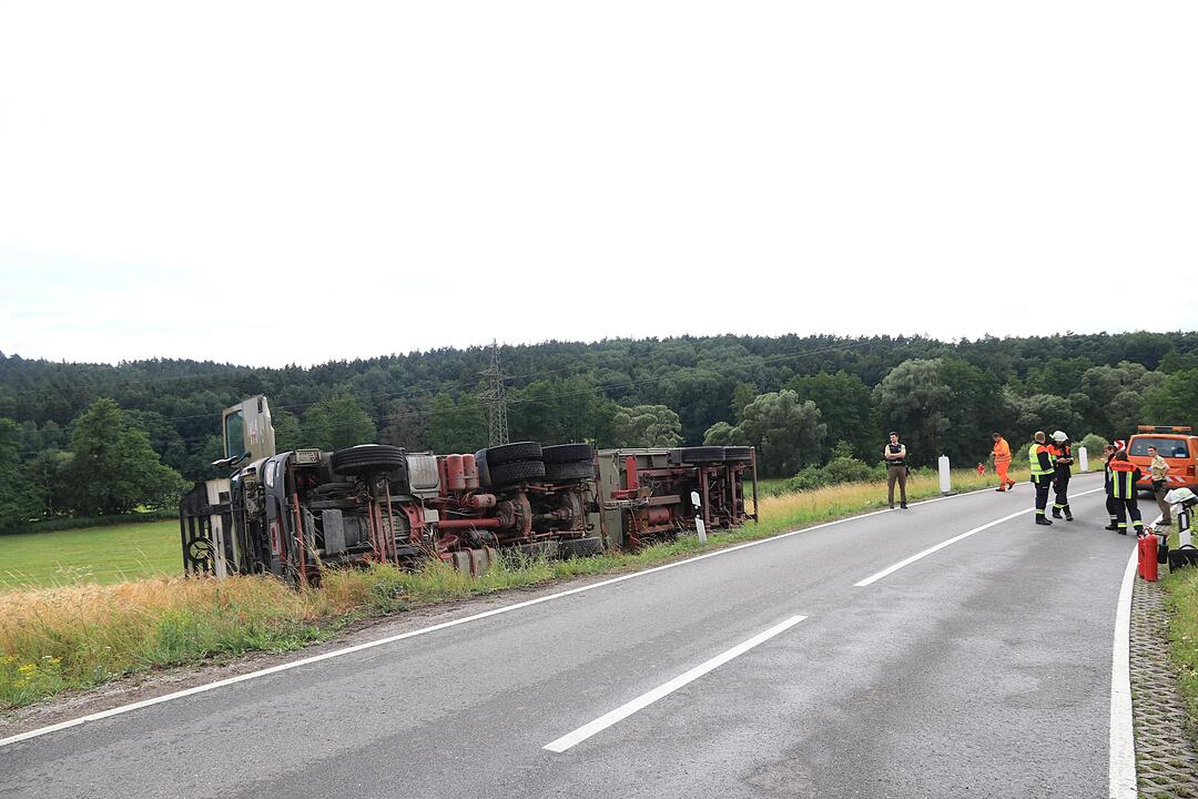 Landkreis Bamberg: Schotter-Laster kippt bei Priesendorf um
