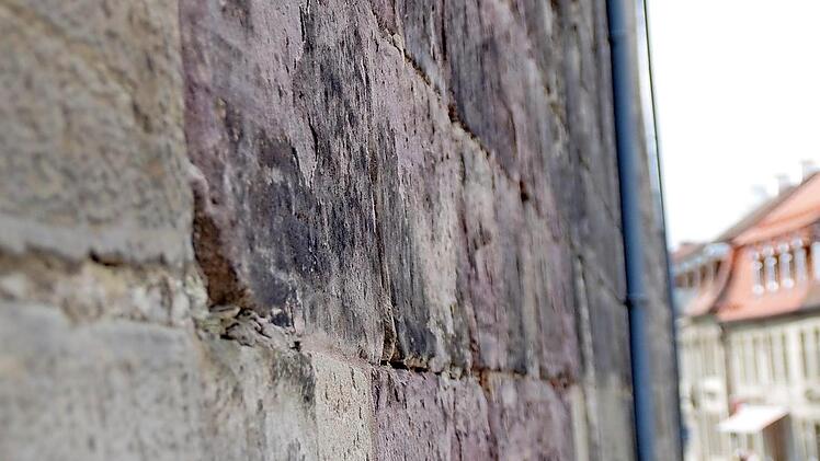 Zwei Sorten Stein treffen in der Stadtmauer in der Schwedenstraße aufeinander, wo auch die Kronacherinnen bei der Verteidigung ihren Mut bewiesen haben. Dort hatte der Feind eine Bresche geschlagen.