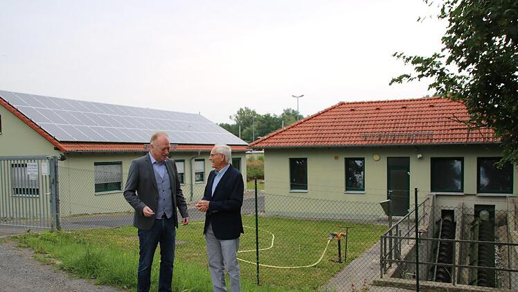 Helmut Blank und Günter Köth vor der städtischen Kläranlage Thomas Malz