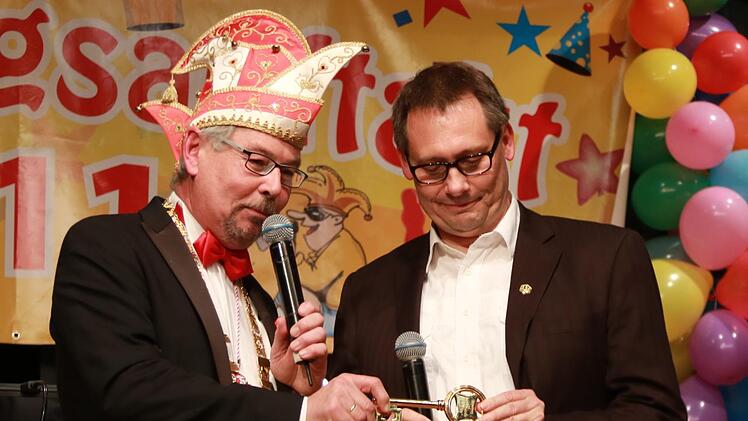 Bis Aschermittwoch regieren  die Narren im Stadtsteinacher Rathaus, Bürgermeister Roland Wolfrum (rechts)  musste  den Schlüssel an FG-Präsident Andi Sesselmann übergeben. Foto: Klaus Klaschka