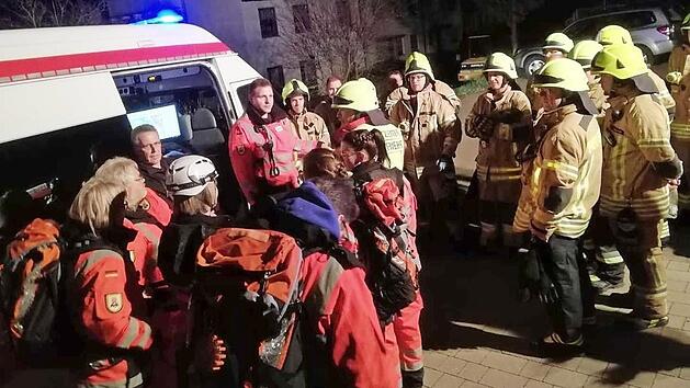 Bei einer Einsatz&uuml;bung klappte das Zusammenspiel der Feuerwehr Weilersbach und der Rettungshundestaffel sehr gut. Foto: Feuerwehr Weilersbach