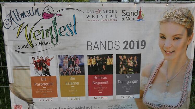In Sand wird das 30. Altmain-Weinfest bereits mit Plakaten angekündigt. Foto: Christian Licha