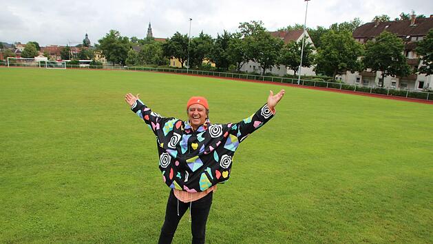 Farbenfroh und voller Vorfreude: Rolf Beyersdorf auf dem Anger-Sportplatz, der am Freitag und Sonntag Schauplatz von "Voices of Brazil" ist. Am Samstag gibt es ein weiteres Konzert im Kongresshaus.