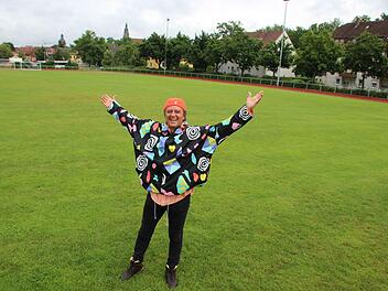 Farbenfroh und voller Vorfreude: Rolf Beyersdorf auf dem Anger-Sportplatz, der am Freitag und Sonntag Schauplatz von "Voices of Brazil" ist. Am Samstag gibt es ein weiteres Konzert im Kongresshaus.