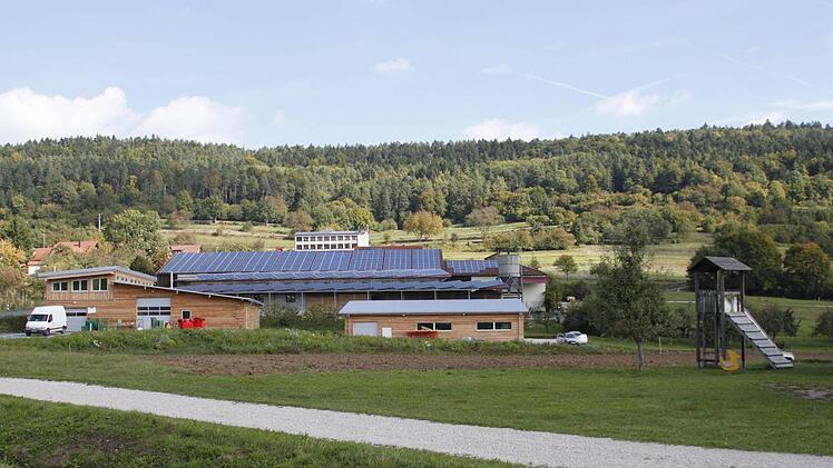 Ein anderer Blick auf den Aussiedlerhof der Familie Herbst mit dem Nachbarn "Die Beerenbauern"  (links).   Im rechten Vordergrund ist ein Spielplatz.