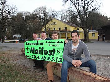 Sie freuen sich schon auf das Maifest (von links): Charly Wittig, Ludwig Müller, Tobias Heinlein und Daniel Ivascenko. Der Maibaum auf dem die Organisatoren sitzen wird am 1. Mai aufgestellt. Foto: Corinna Igler