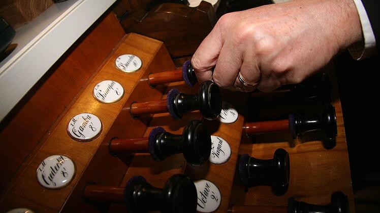 Schön anzuhören, schön anzusehen: Die sanierte Orgel der Mangersreuther Kirche.  Fotos: Sonja Adam