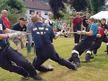 Auch beim Tauziehen schenkten sich die Feuerwehrmänner nichts. Fotos: Stephanie Elm
