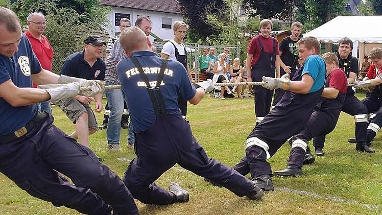 Auch beim Tauziehen schenkten sich die Feuerwehrmänner nichts. Fotos: Stephanie Elm