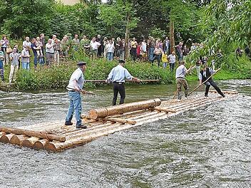 Die Unterrodacher haben das Flößen nicht verlernt.  Foto: Gerd Fleischmannl