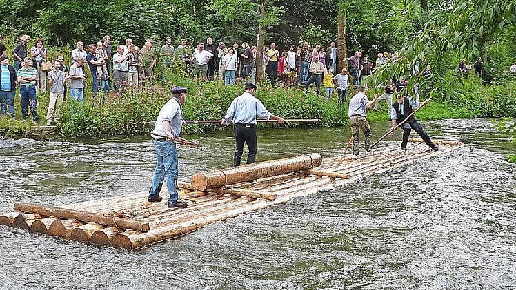 Die Unterrodacher haben das Flößen nicht verlernt.  Foto: Gerd Fleischmannl