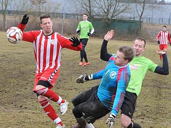 Abgedrängt: Gemeinsame Sache machen die Bad Neustädter Sven Thoma und Mario Grom (rechts) bei der Abwehraktion gegen den Rannunger Fabian Erhard (links).  Foto: Hopf