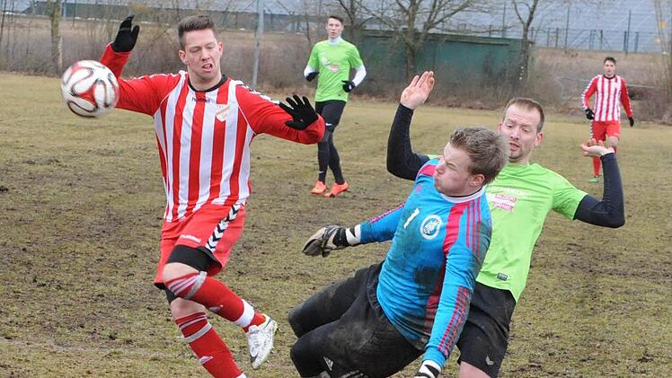 Abgedrängt: Gemeinsame Sache machen die Bad Neustädter Sven Thoma und Mario Grom (rechts) bei der Abwehraktion gegen den Rannunger Fabian Erhard (links).  Foto: Hopf