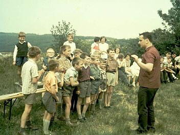 Günter Hellmuth mit den JungscharlernFoto: CVJM