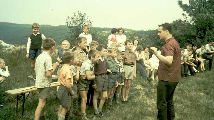 Günter Hellmuth mit den JungscharlernFoto: CVJM
