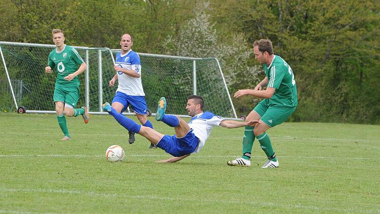 Harter Aufschlag: Eine gewisse Symbolik ist unserem Schnappschuss nicht abzusprechen. Denn der FC 06 Bad Kissingen verlor das Stadt-Derby beim SV Garitz mit 0:1. Foto: Hopf
