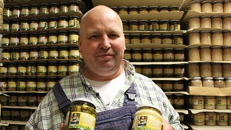 Jürgen Krafft ist ein guter Geschäftsmann: Sein Konterfei ziert die Gläser.   Evi Seeger