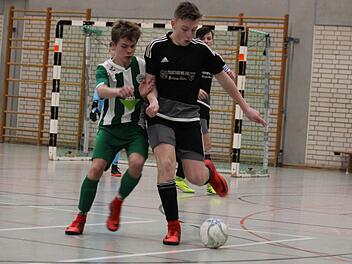 Die (SG) Weilersbach/Eggolsheim (schwarze Trikots) verkaufte sich bei der C-Junioren-Endrunde recht teuer, verpasste nur knapp das Halbfinale und unterlag dem SK Lauf im Spiel um Platz 5 mit 1:3.Uwe Kellner