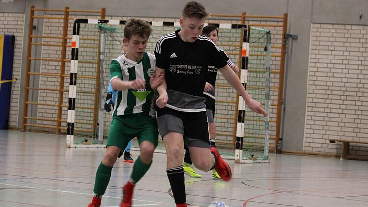 Die (SG) Weilersbach/Eggolsheim (schwarze Trikots) verkaufte sich bei der C-Junioren-Endrunde recht teuer, verpasste nur knapp das Halbfinale und unterlag dem SK Lauf im Spiel um Platz 5 mit 1:3.Uwe Kellner