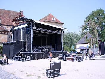 Im Eyrichshofer Schlosshof sind die Aufbauarbeiten für das Open Air im vollen Gange. Am Dienstag, 24. Juli, singt Nena zum Auftakt auf der Bühne. Jutta Rudel