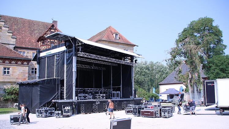 Im Eyrichshofer Schlosshof sind die Aufbauarbeiten für das Open Air im vollen Gange. Am Dienstag, 24. Juli, singt Nena zum Auftakt auf der Bühne. Jutta Rudel