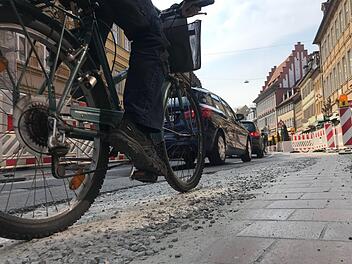 Viel kritisiert wird in Bamberg die Baustellenführung und der geringe Platz für Radfahrer - eine typische Situation am Mittwoch in der Langen Straße.  Foto: M. Wehner
