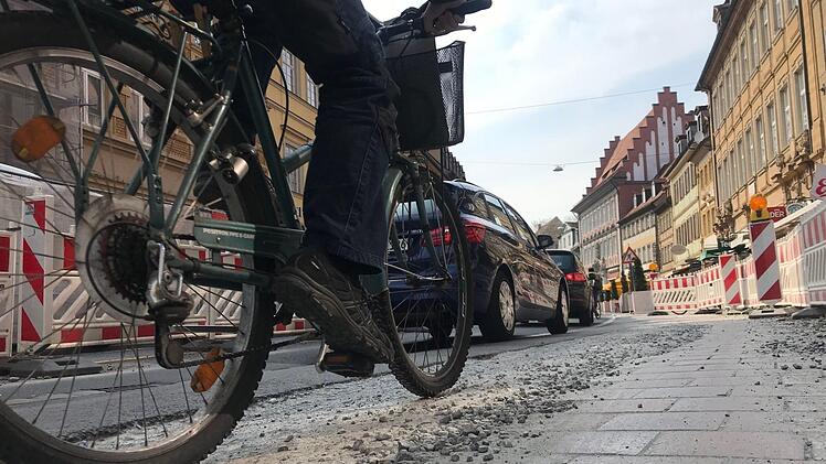 Viel kritisiert wird in Bamberg die Baustellenführung und der geringe Platz für Radfahrer - eine typische Situation am Mittwoch in der Langen Straße.  Foto: M. Wehner