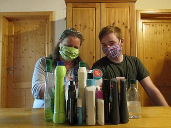 Andrea und Florian (Namen auf eigenen Wunsch geändert) beim Aussortieren der Putz- und Hygienemittel, die sie nicht vertragen. Foto: Petra Malbrich