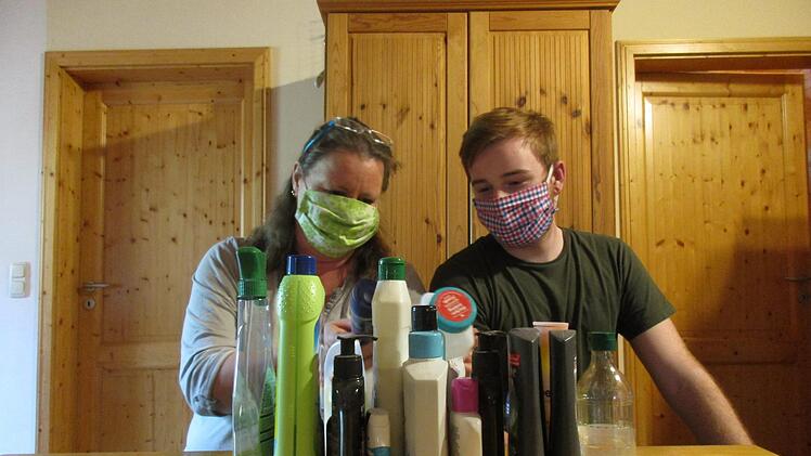 Andrea und Florian (Namen auf eigenen Wunsch geändert) beim Aussortieren der Putz- und Hygienemittel, die sie nicht vertragen. Foto: Petra Malbrich