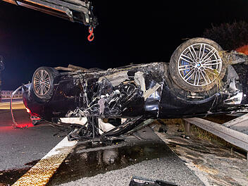 80.000 Euro Sachschaden: 19-J&auml;hriger &uuml;berschl&auml;gt sich mit seinem BMW mit mehr als 400 PS