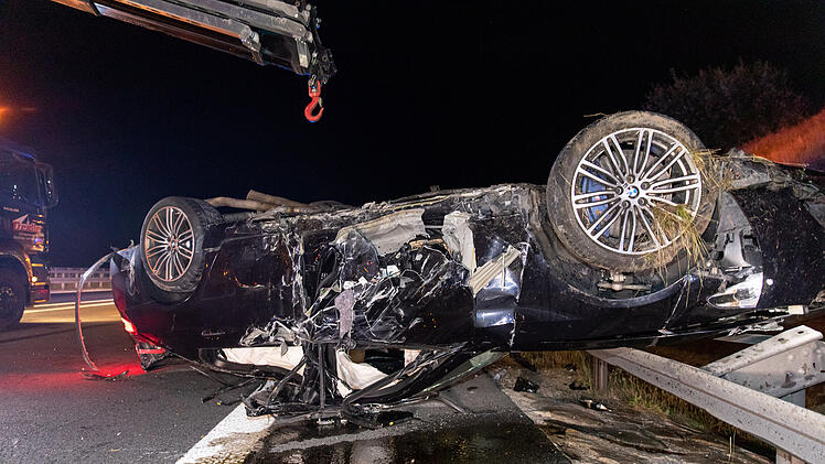 80.000 Euro Sachschaden: 19-Jähriger überschlägt sich mit seinem BMW mit mehr als 400 PS