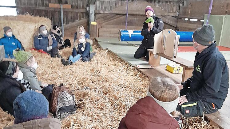 Die Teilnehmer lauschen Manuela und Wolfgang Herzig auf dem Lern- und Erlebnishof in Wilhermsdorf.