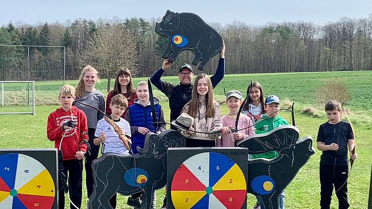 Memmelsdorf: Jugendtreff "Down Under" auf Tour - 3. Stopp: Bogenschie&szlig;en in Meedensdorf