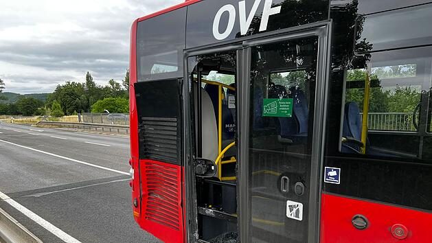 Knetzgau: Rollerfahrer (53) kollidiert mit Bus bei t&ouml;dlichem Unfall - "jede Hilfe zu sp&auml;t"