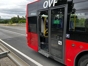 Knetzgau: Rollerfahrer (53) kollidiert mit Bus bei t&ouml;dlichem Unfall - "jede Hilfe zu sp&auml;t"