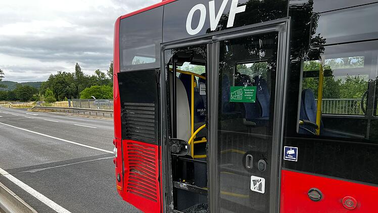 Mit Linienbus kollidiert: Rollerfahrer verstirbt noch an Unfallstelle